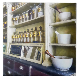 Drei Mörser und Stößel in der Apotheke Fliese