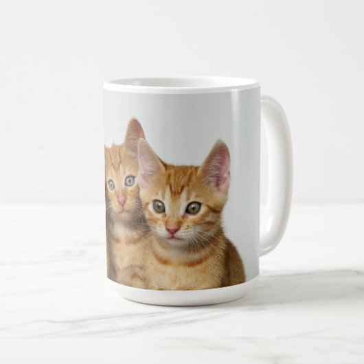 Drei niedliche Ingwerkätzchen nebeneinander Kaffeetasse (VorderseiteRechts)