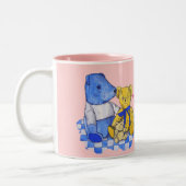 drei niedliche Teddies über Picknickstoff-Original Zweifarbige Tasse (Links)