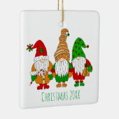 Drei Niedliche Weihnachtsgnomen Personalisierter U Keramikornament (Rechts)