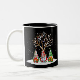 Drei nordische Gnome und ihr Weihnachtsbaum Zweifarbige Tasse