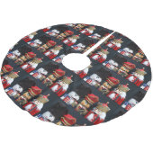 Drei Nussknacker auf dunklem Hintergrund Polyester Weihnachtsbaumdecke (Schrägansicht)