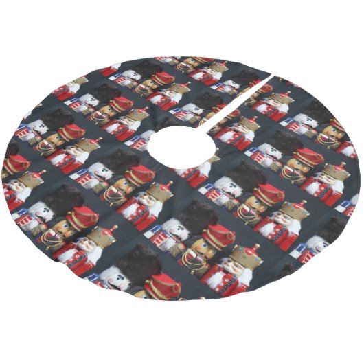 Drei Nussknacker auf dunklem Hintergrund Polyester Weihnachtsbaumdecke (Schrägansicht)