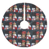 Drei Nussknacker auf dunklem Hintergrund Polyester Weihnachtsbaumdecke (Vorderseite)