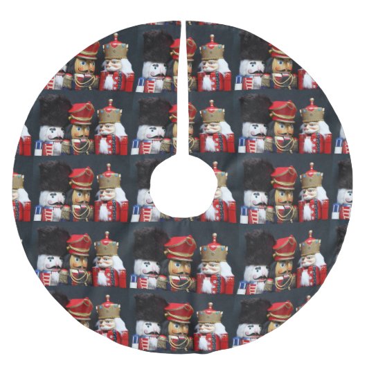 Drei Nussknacker auf dunklem Hintergrund Polyester Weihnachtsbaumdecke (Vorderseite)