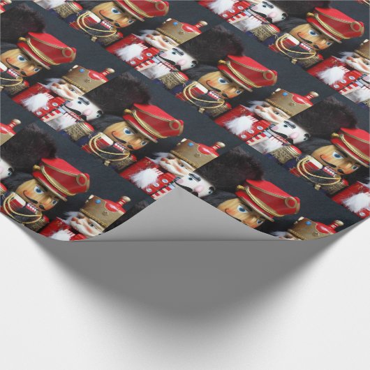 Drei Nussknacker auf schwarzem Packpapier (Ecke)