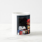 Drei Nussknacker auf schwarzer Tasse (Mittel)