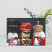 Drei Nussknacker im dunklen Hintergrund Einladung (Stehend Vorderseite)