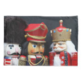 Drei Nussknacker im dunklen Hintergrund Kissenbezug (Rückseite)