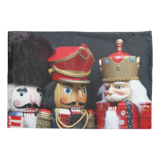 Drei Nussknacker im dunklen Hintergrund Kissenbezug (Rückseite)