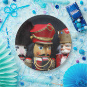 Drei Nussknacker im dunklen Hintergrund Pappteller (Party)