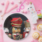 Drei Nussknacker im dunklen Hintergrund Pappteller (Party)