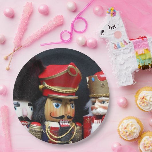 Drei Nussknacker im dunklen Hintergrund Pappteller (Party)