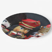 Drei Nussknacker im dunklen Hintergrund Pappteller (Schrägansicht)