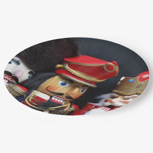 Drei Nussknacker im dunklen Hintergrund Pappteller (Schrägansicht)