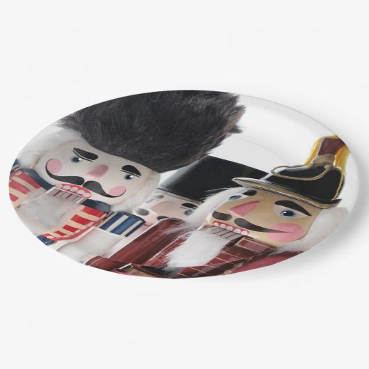 Drei Nussknacker Pappteller (Schrägansicht)