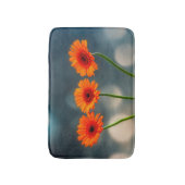 Drei Orange Gerberas in einer Row-Badematte Badematte (Vorderseite Vertikal)