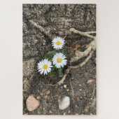 Drei perfekte Daisies gegen einen Baumstamm Puzzle (Vertikal)