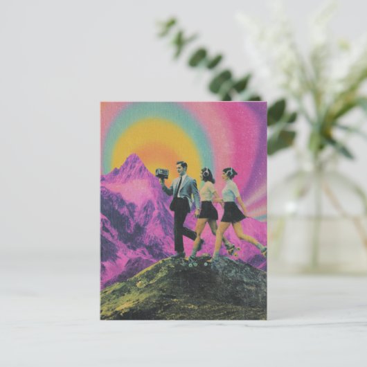 Drei Personen Skaten auf der Bergkette Surreal Postkarte (Stehend Vorderseite)