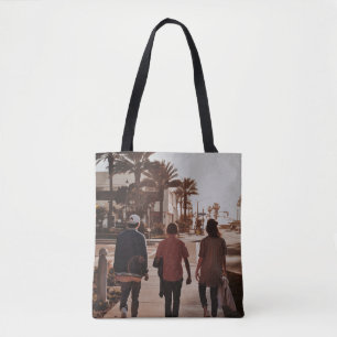 Drei Personen zu Fuß in der Nähe von Palmen Tasche