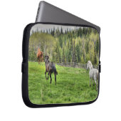 Drei Pferde auf frischem Gras im Paddock Laptopschutzhülle (Vorne Rechts)