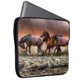 Drei Pferde Trotting im Meer Laptopschutzhülle (Vorne Rechts)