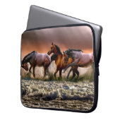 Drei Pferde Trotting im Meer Laptopschutzhülle (Vorderseite Links)