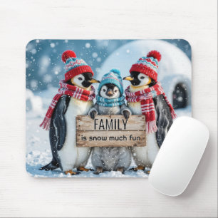 Drei Pinguine mit Holzschild Mousepad