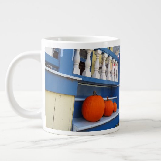Drei Pumpkins auf einem Schritt - Martha's Vineyar Jumbo-Tasse (Links)