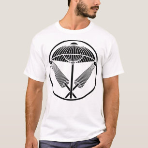 Drei Regenschirme in einem fadenähnlichen Ring T-Shirt