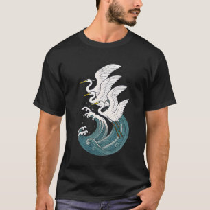 Drei Reiher erheben sich über eine wirbelnde Koi-W T-Shirt