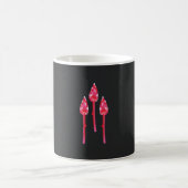 Drei rosa Blume mit schwarzem Hintergrund Kaffeetasse (Mittel)