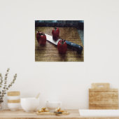 Drei rote Tomaten auf einem Schrank Poster (Küche)