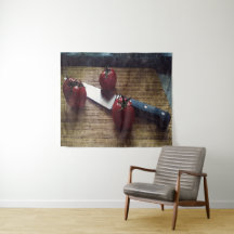 Drei rote Tomaten auf einem Schrank