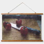 Drei rote Tomaten auf einem Schrank Wandteppich Mit Holzrahmen (Vorne)