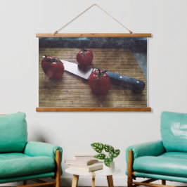 Drei rote Tomaten auf einem Schrank Wandteppich Mit Holzrahmen