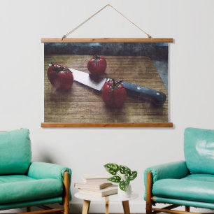 Drei rote Tomaten auf einem Schrank Wandteppich Mit Holzrahmen