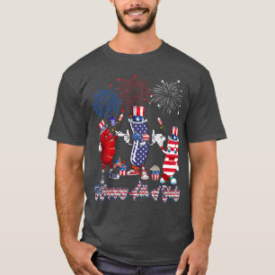 Drei rote weiße Würstchen und blaues Wurstfeuer T-Shirt