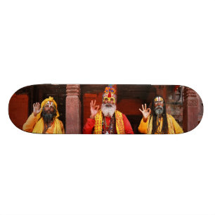 Drei Saddhus, das auf dem Vishnu Tempel Nepal Skateboard