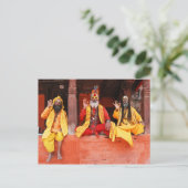 Drei Saddhus sitzen auf dem Vishnu-Tempel Nepal Postkarte (Stehend Vorderseite)