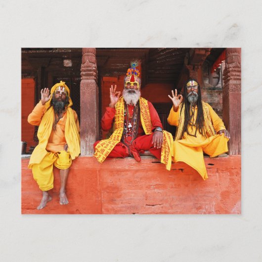 Drei Saddhus sitzen auf dem Vishnu-Tempel Nepal Postkarte (Vorderseite)