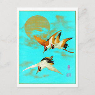 Drei Saruskrane, die vor dem Mond fliegen Postkarte