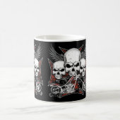 Drei Schädel mit einem Motorrad mit rotem Chopper Kaffeetasse (Mittel)
