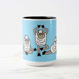 Drei Schafe müde erschöpft Yoga-Meditations-Übunge Zweifarbige Tasse