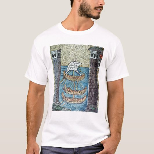 Drei Schiffe, die den Hafen von Ravenna kommen T-Shirt (Vorderseite)