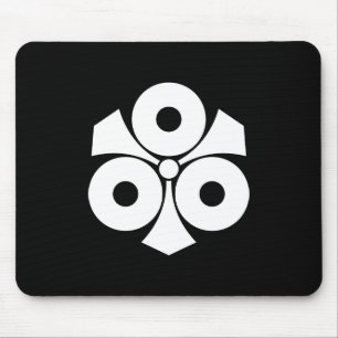Drei Schlangenaugen mit Schwertern Mousepad