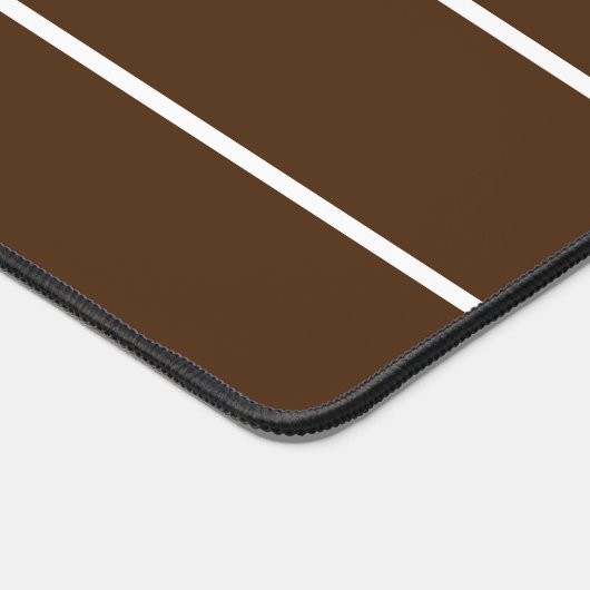 Drei schmale, weiße Streifen auf Kakaobraun Schreibtischunterlage (Ecke)