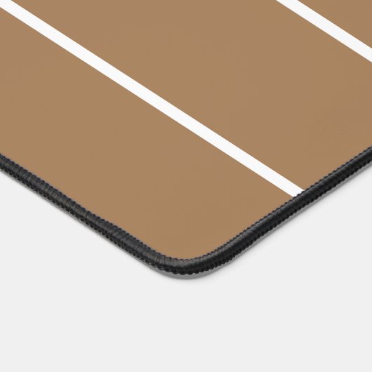 Drei schmale, weiße Streifen auf Mocha Brown Schreibtischunterlage (Ecke)