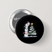 Drei Schneemänner richten einen Weihnachtsbaum ein Button (Vorne & Hinten)