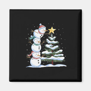 Drei Schneemänner richten einen Weihnachtsbaum ein Magnet